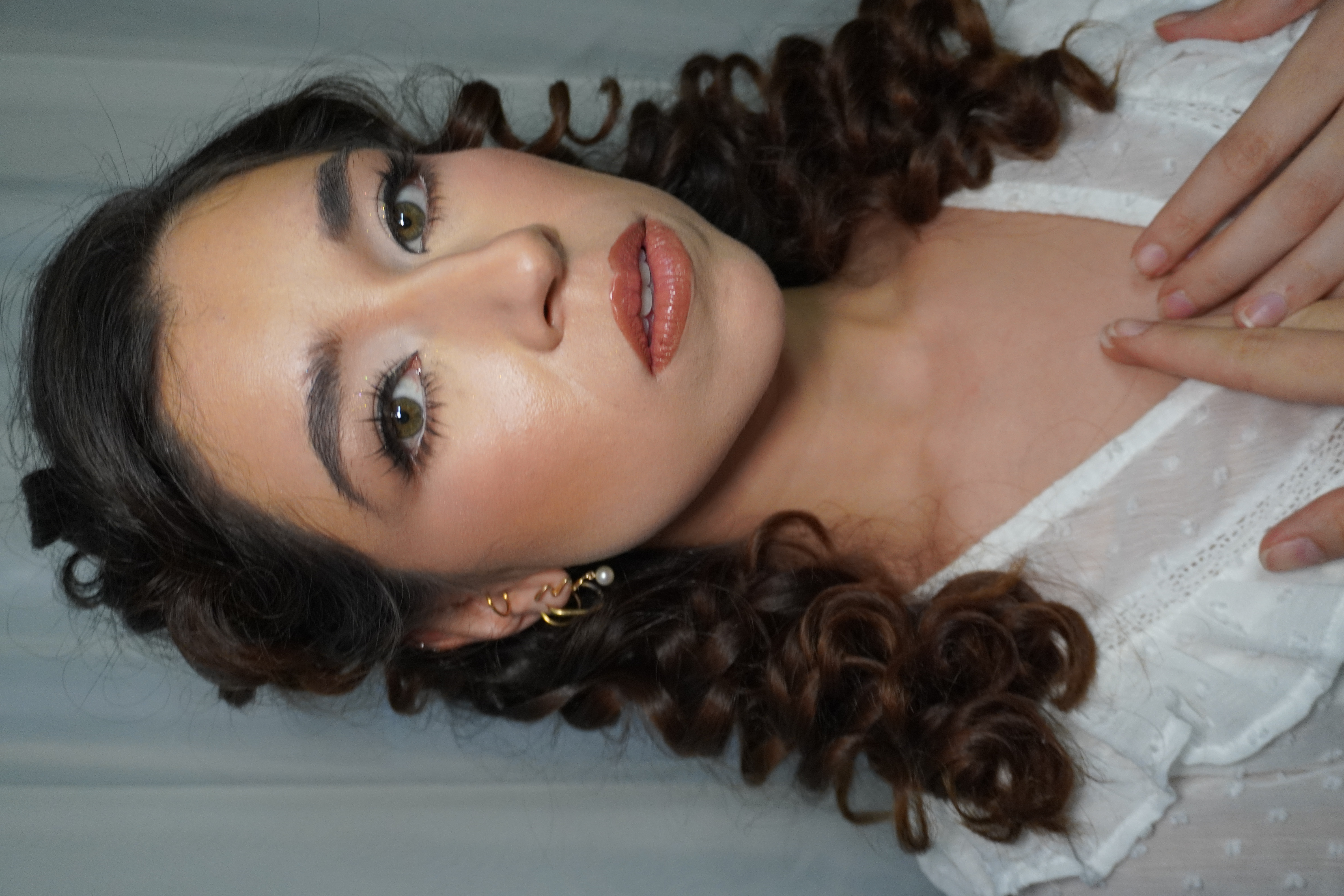 Perfil de novia con peinado editorial y maquillaje natural