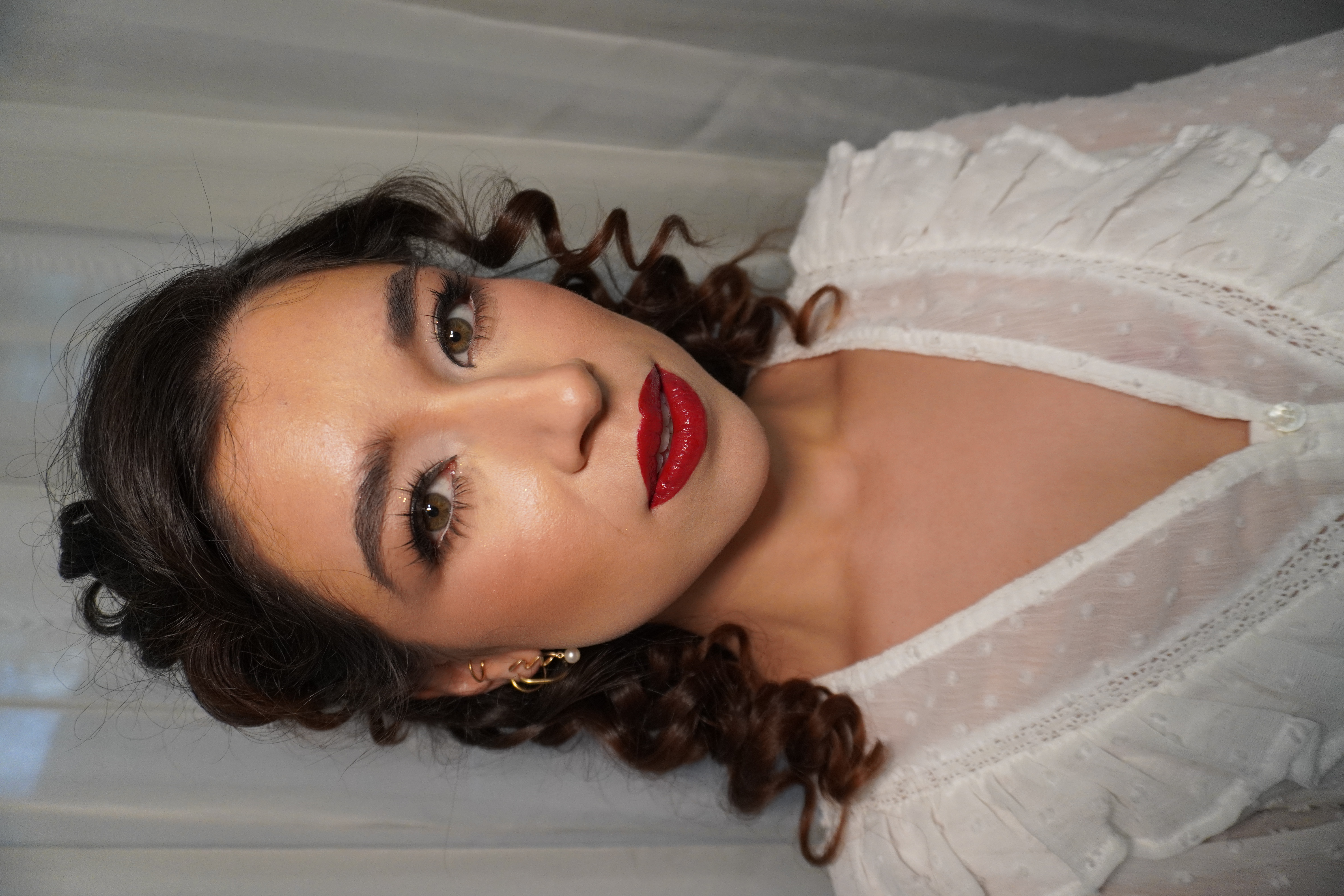 Peinado recogido de novia con volumen suave y acabado natural