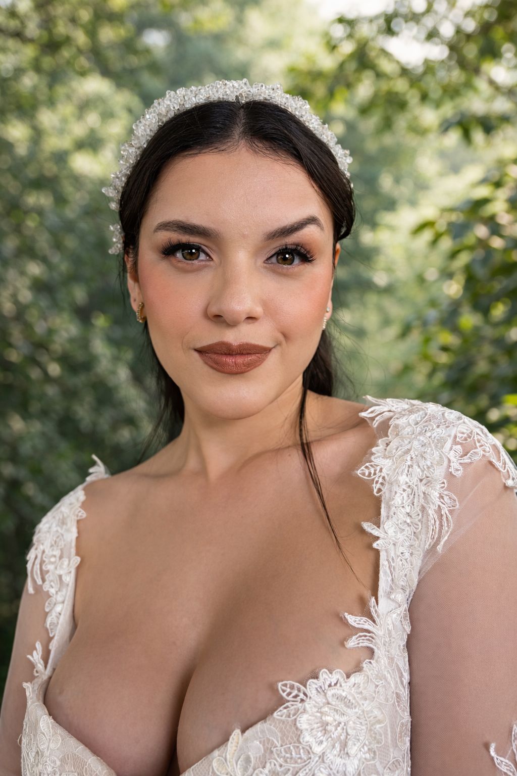 Maquillaje de ojos para novia con acabado suave y luminoso