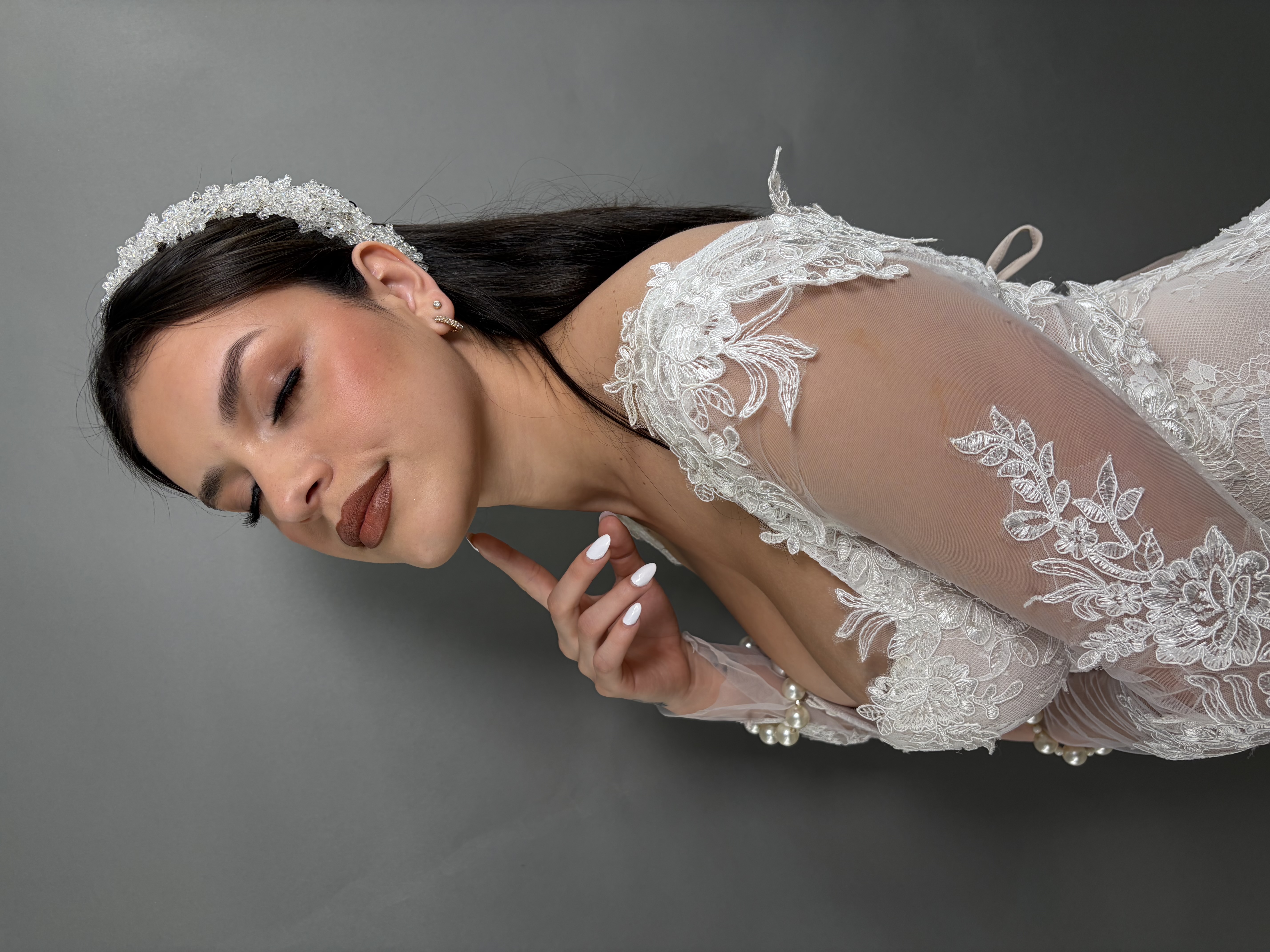 Retrato de novia con piel luminosa y maquillaje ligero