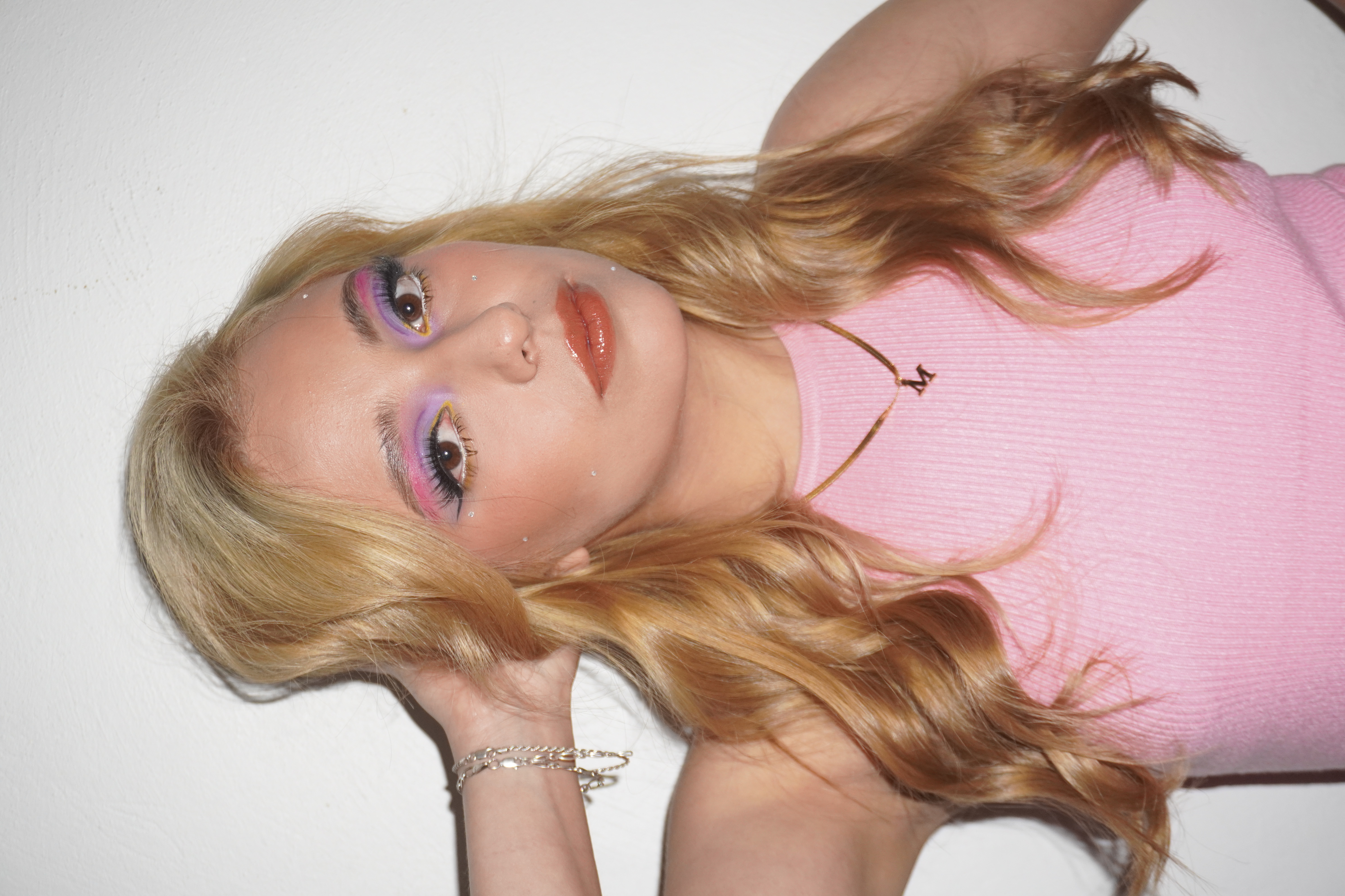 Retrato social con maquillaje HD limpio y definido